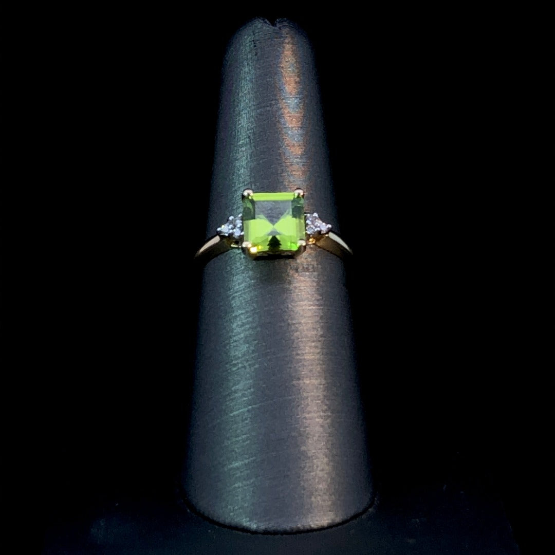 135854 - Peridot and Diamond Ring