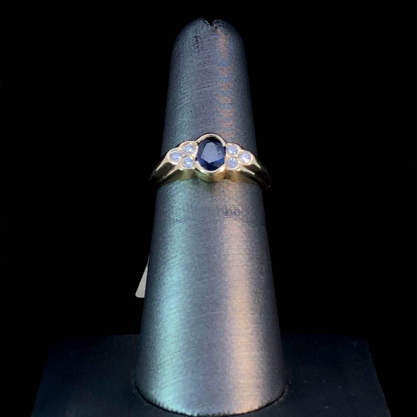 100039 - Sapphire and diamond ring