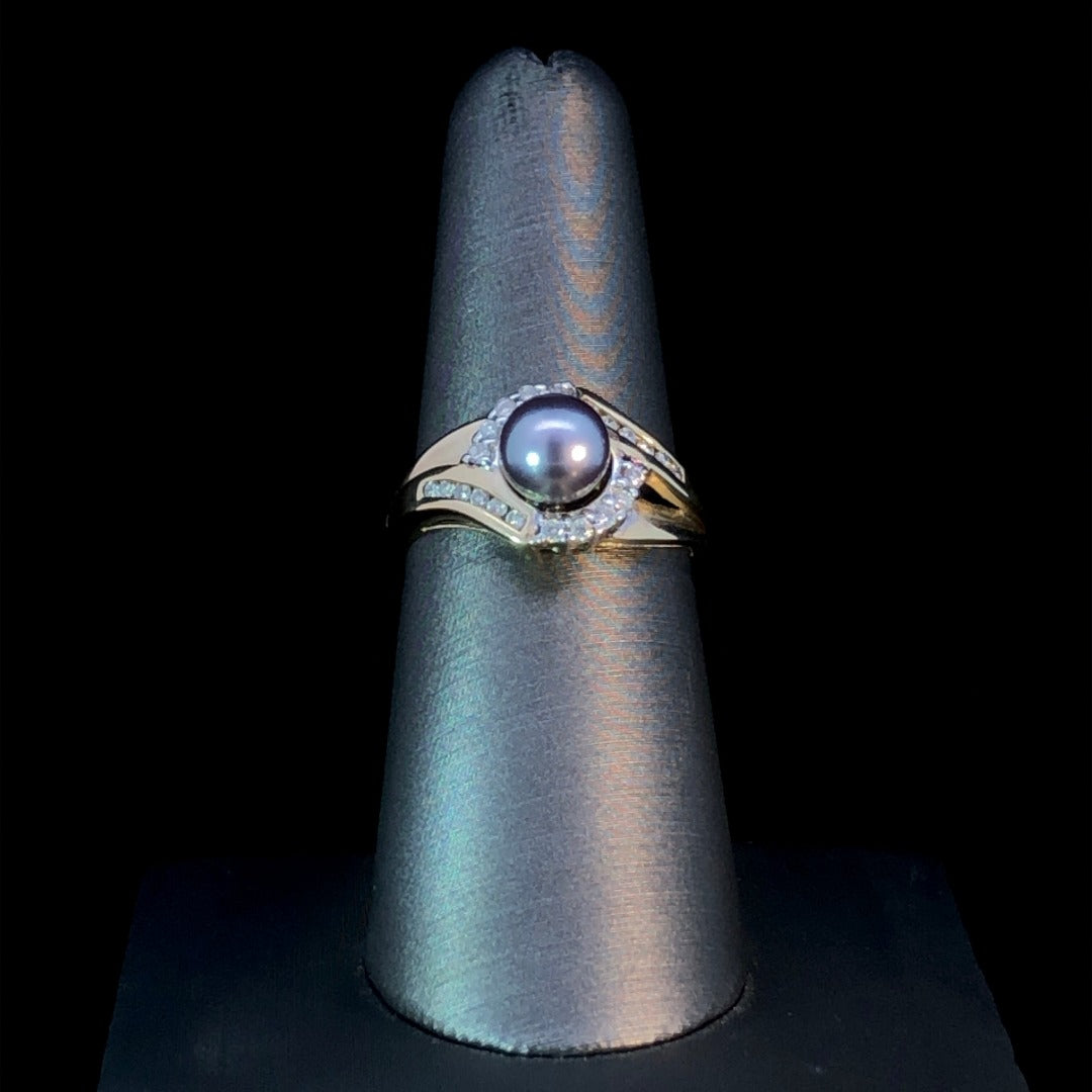 128560 - .23 ctw diamond and pearl ring