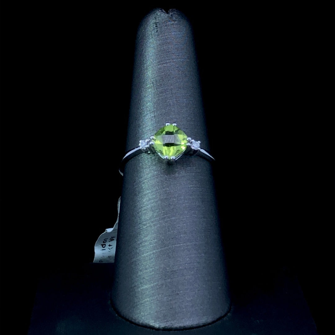 144612 - Peridot and diamond ring