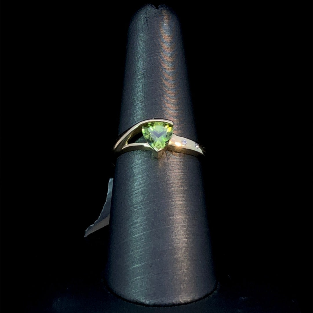 141957 - Peridot and diamond ring