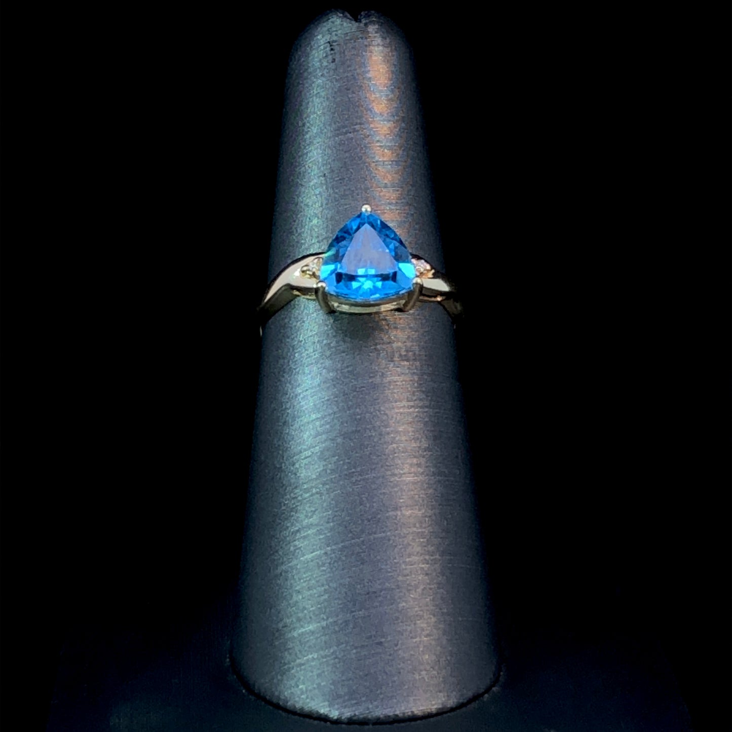 141974 - Blue topaz and diamond ring