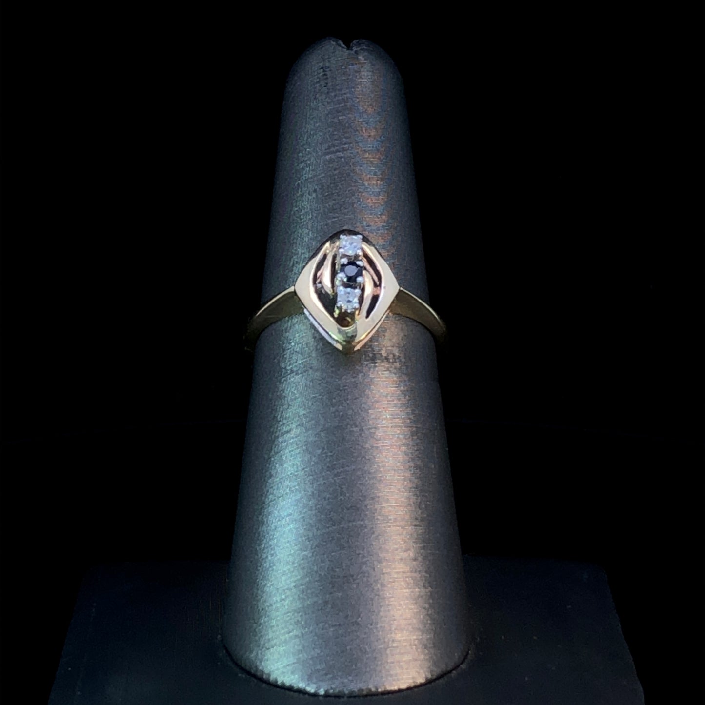 103144 - Sapphire and diamond ring