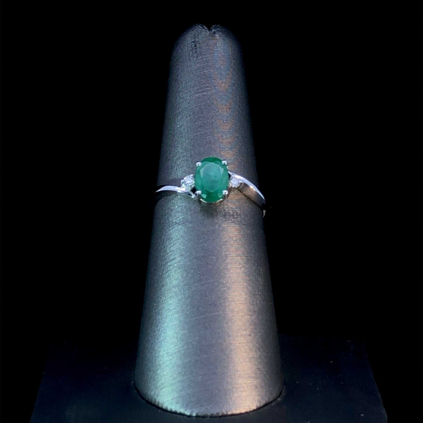153319 - 1.05 ctw emerald and diamond ring