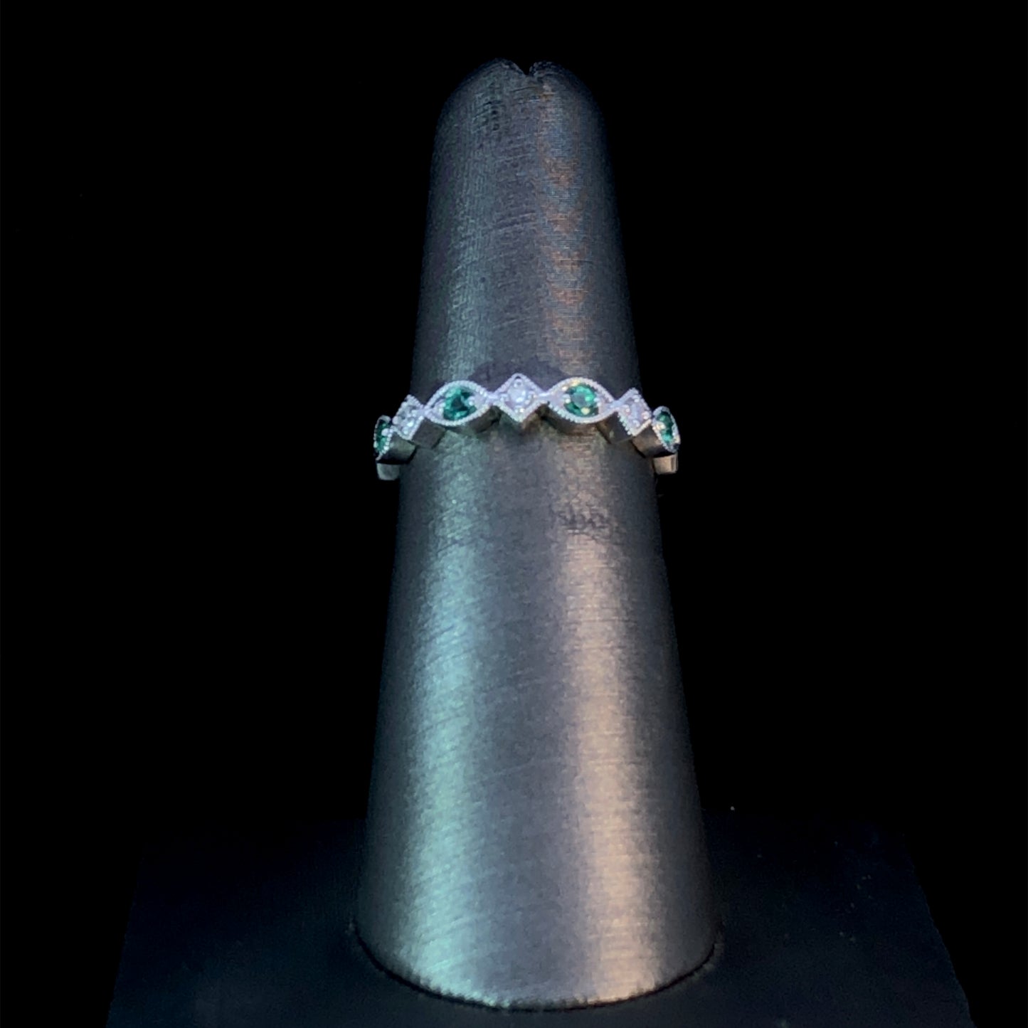 157679 - .22 ctw diamond and emerald band