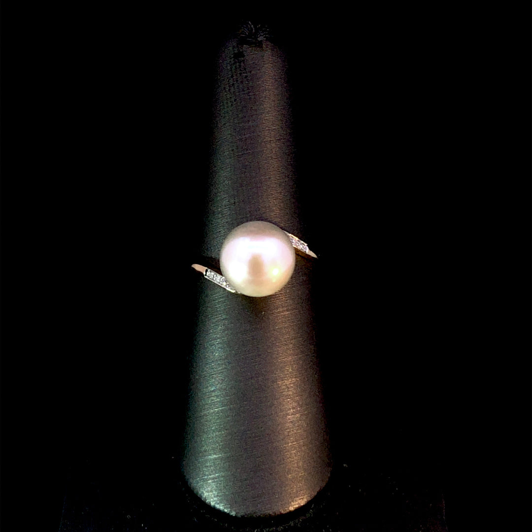 163633 - Pearl and diamond ring