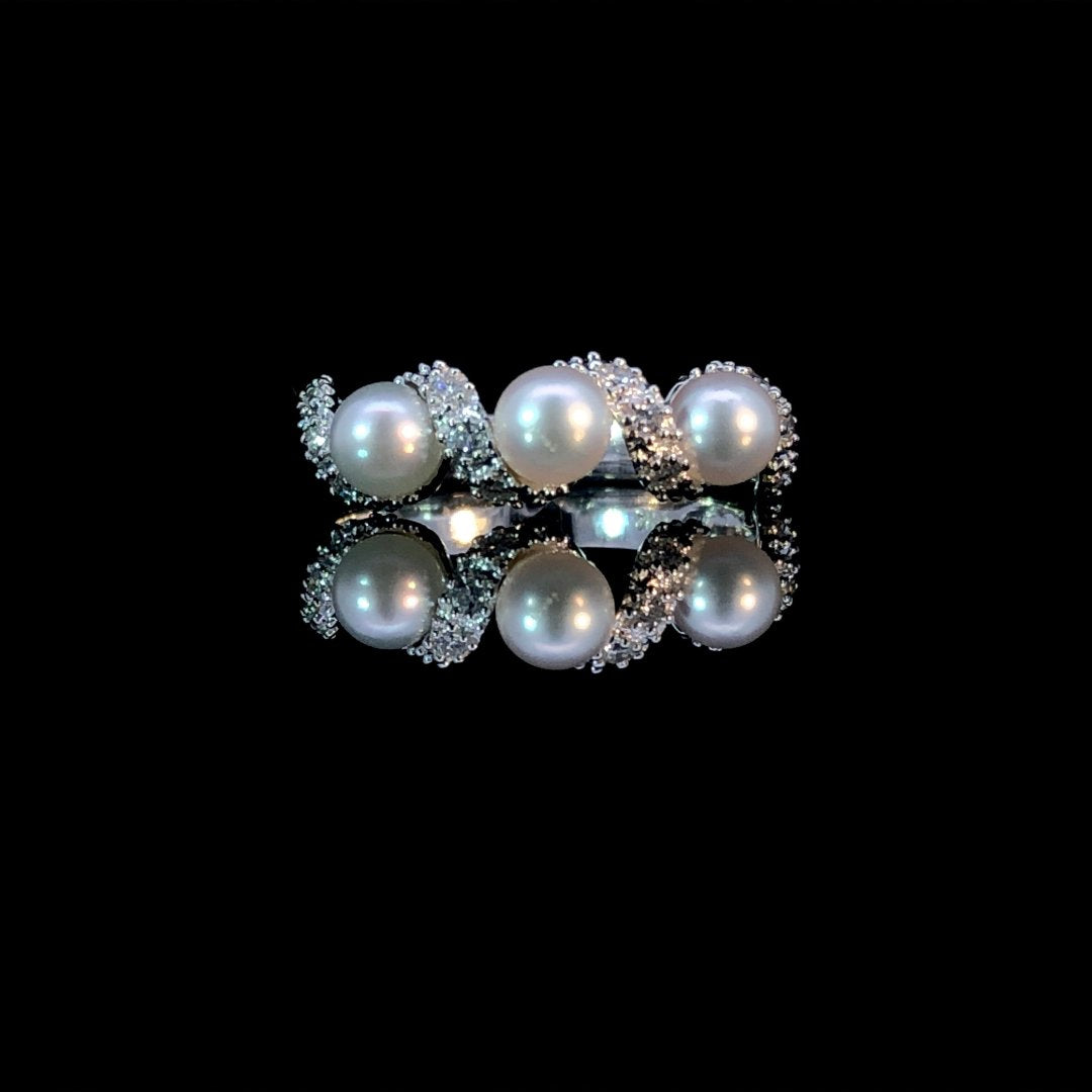 163643 - Pearl and diamond ring