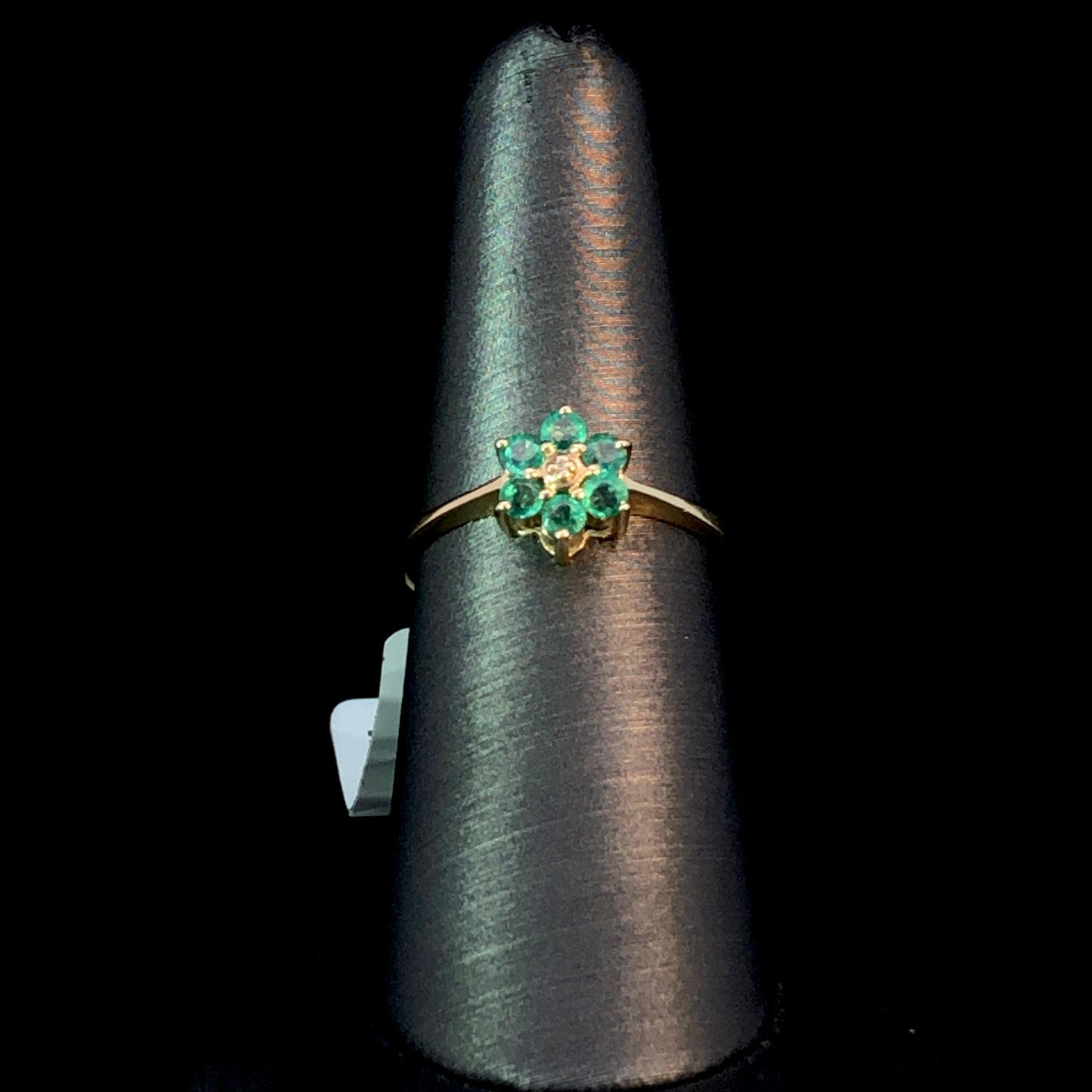 141967 - Emerald and diamond ring