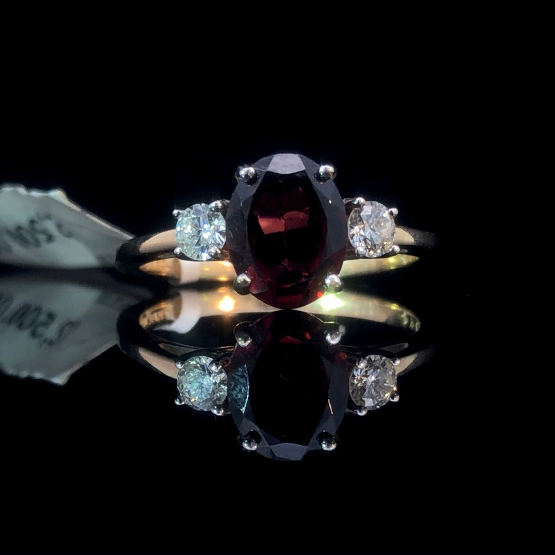 139289 - .28 ctw Garnet and diamond ring