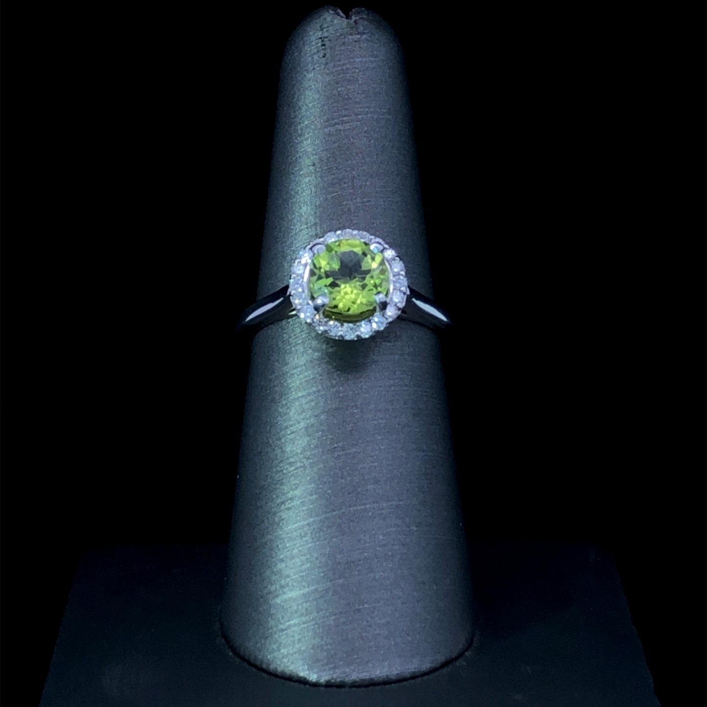 159586 - 1.54 ctw peridot and diamond ring