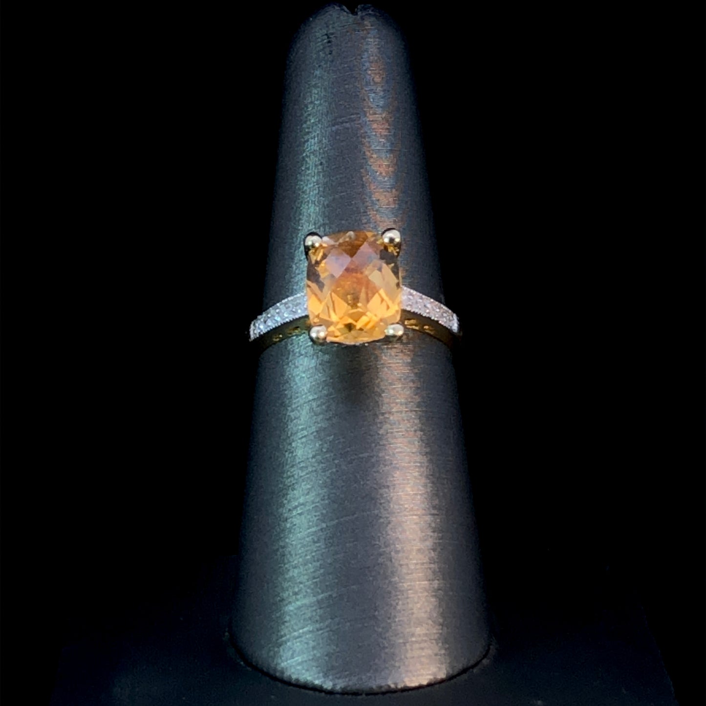 142777 - Citrine and diamond ring