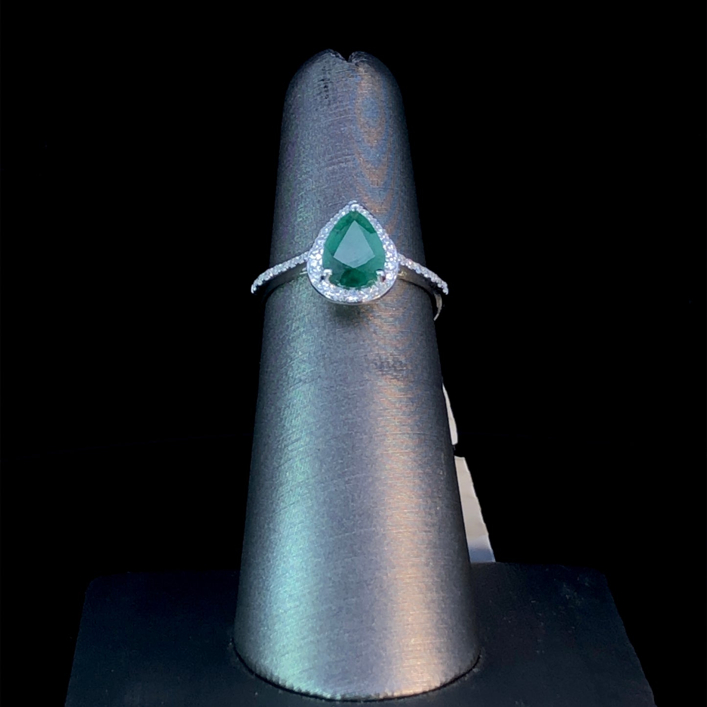 160435 - .95 ctw emerald ring