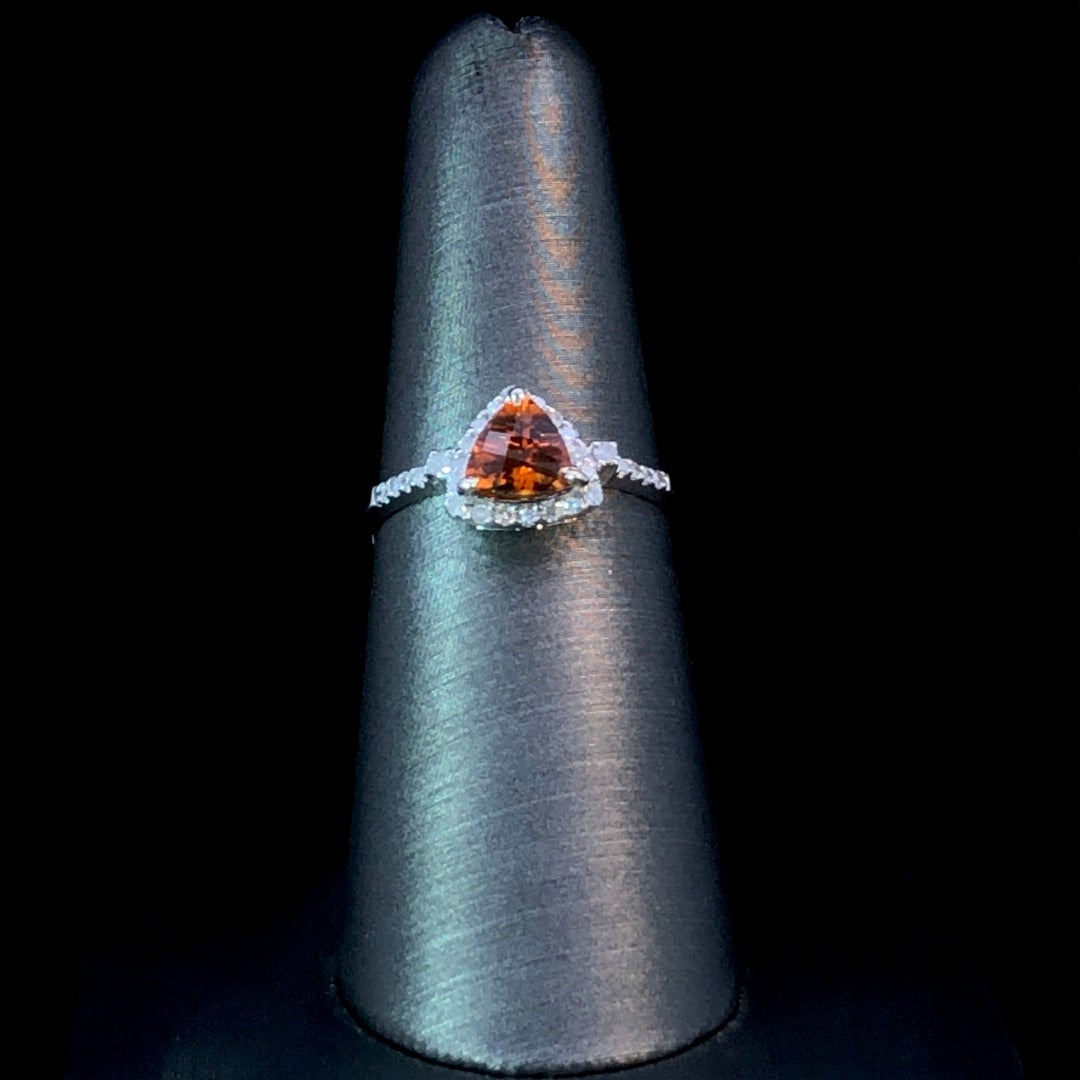 137582 - Citrine and diamond ring