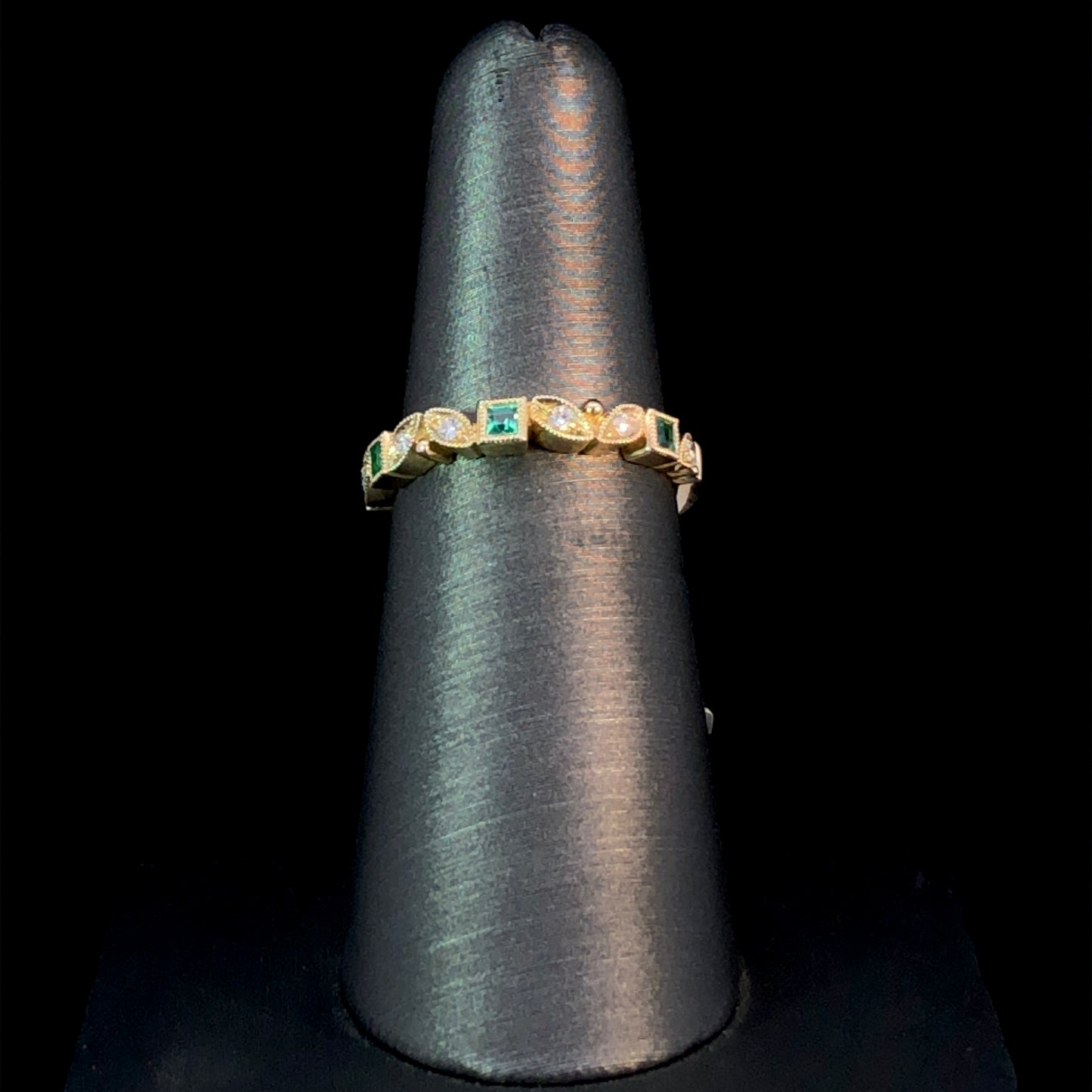 161462 - .26 ctw diamond and emerald ring