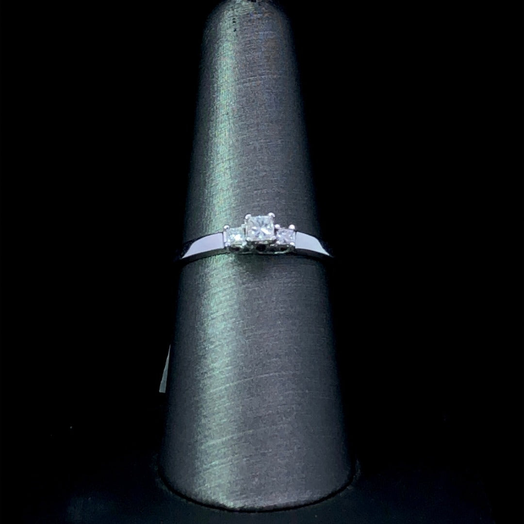 143167 - .28 ctw diamond ring