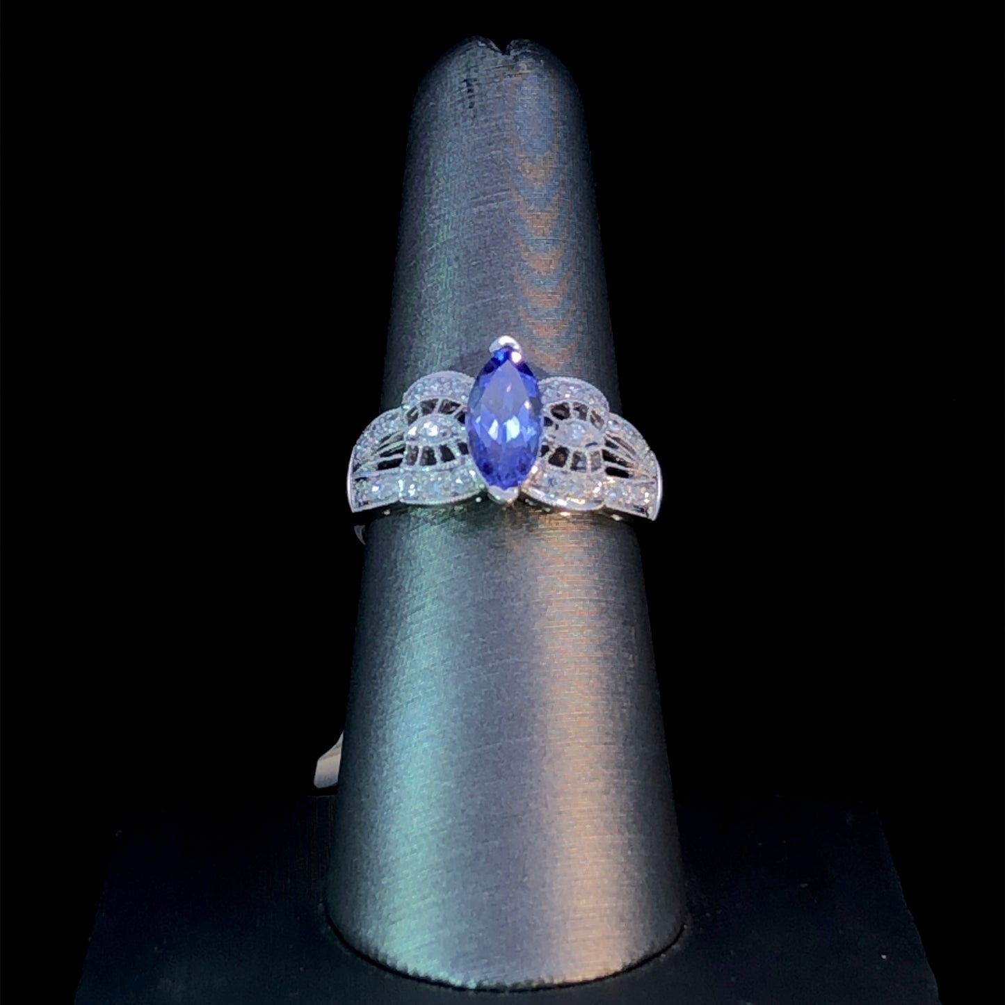 108989 - 1.10 ctw tanzanite and diamond ring