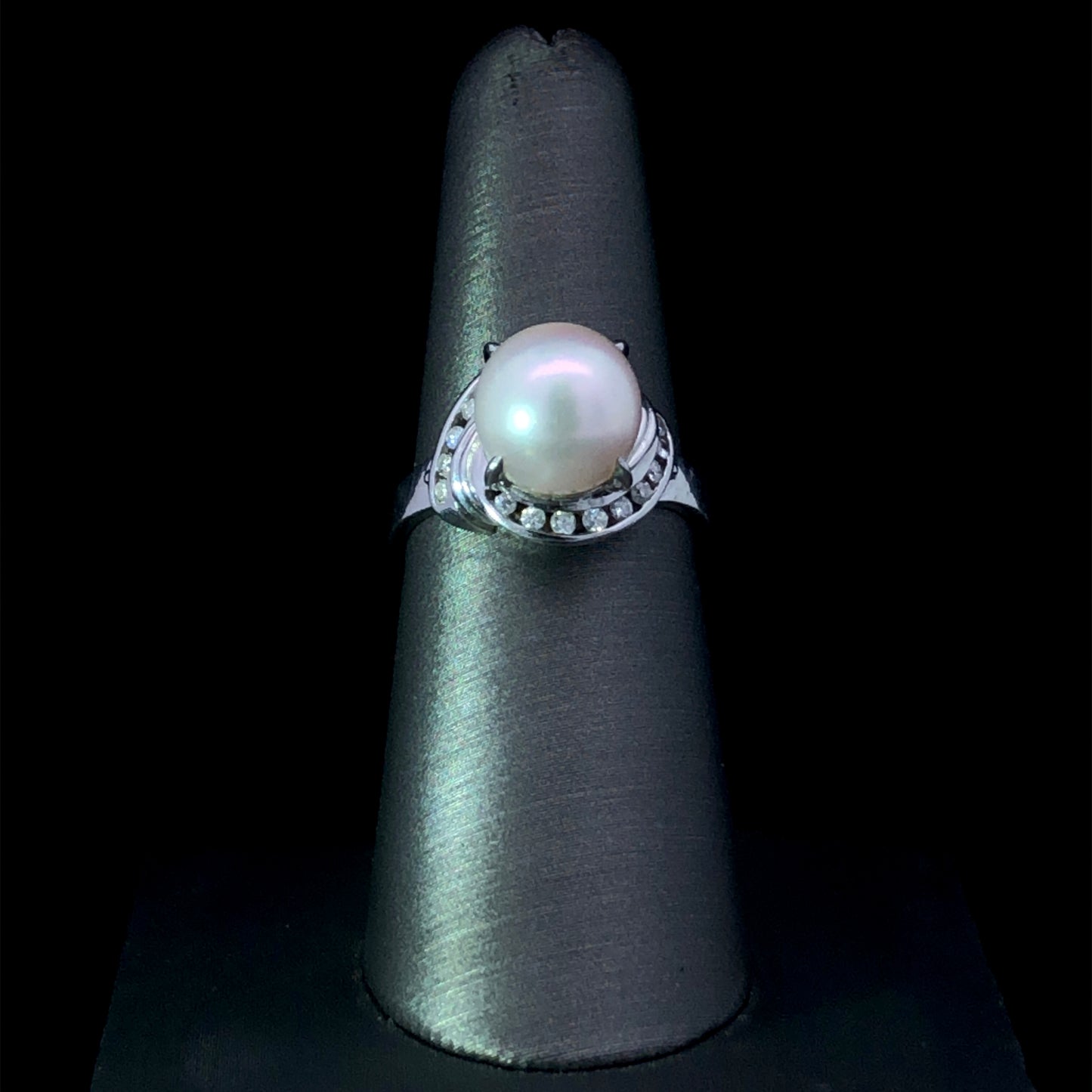 158901 - Diamond and pearl ring