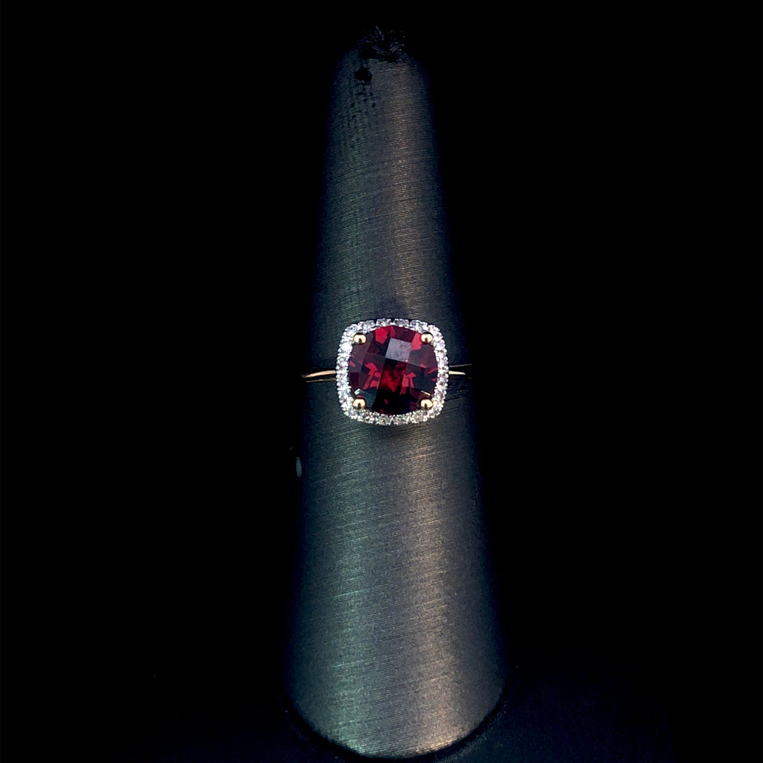 165182 - Garnet and Diamond ring