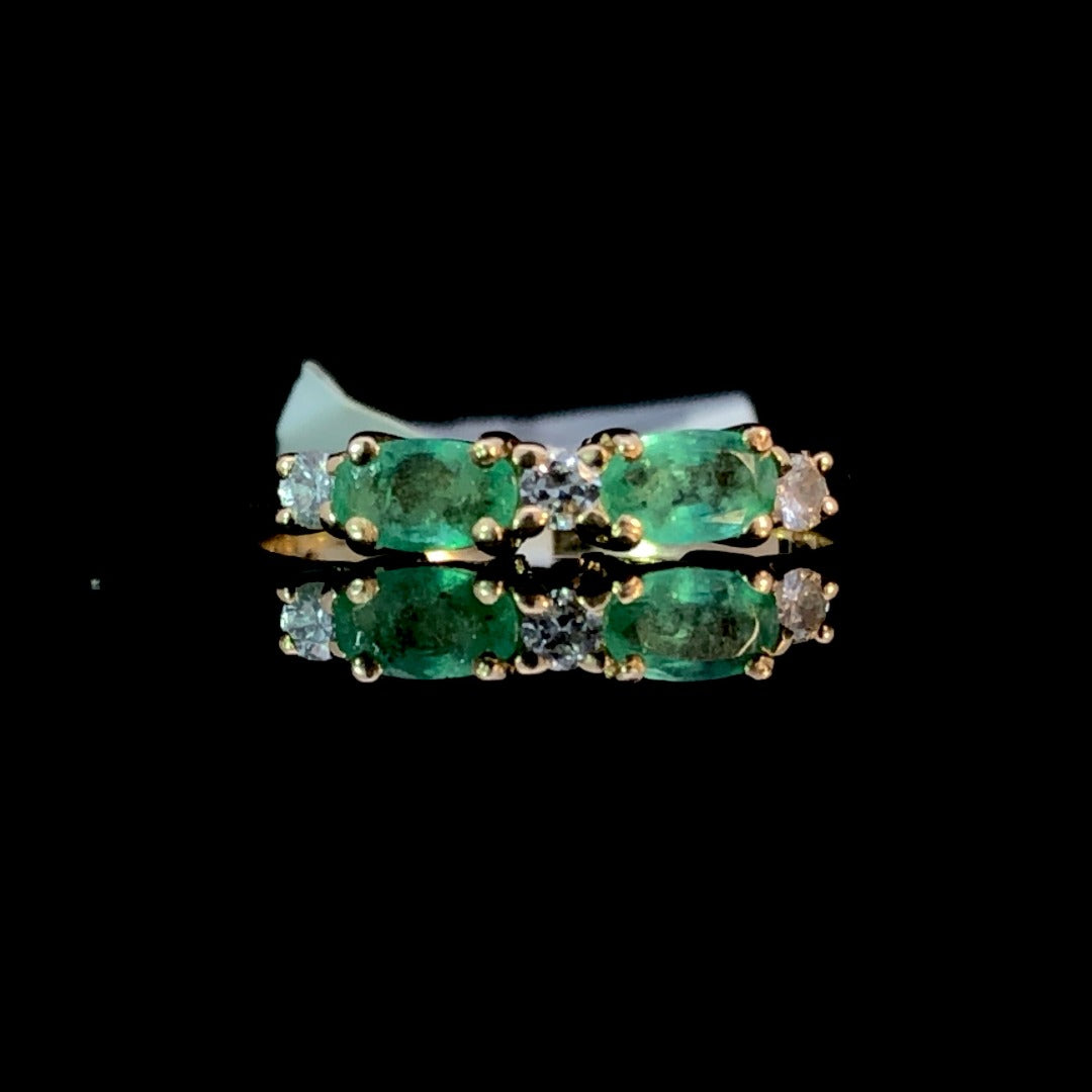 109093 - .10 ctw diamond and emerald ring