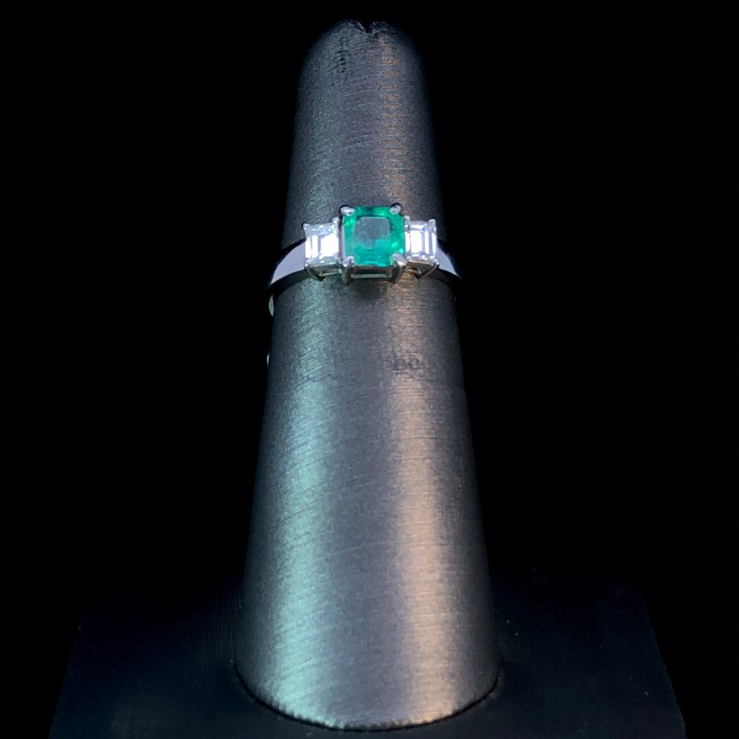 158923 - .99 ctw emerald and diamond ring