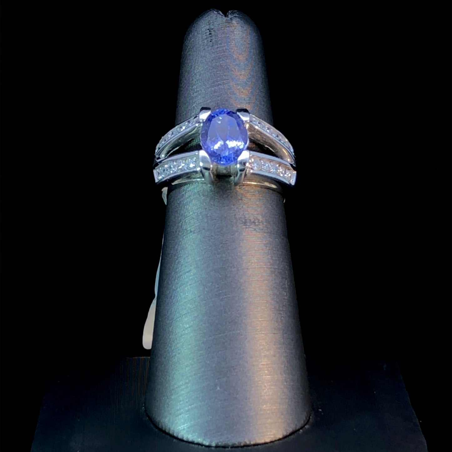 121040 - 1.75 ctw tanzanite and diamond ring