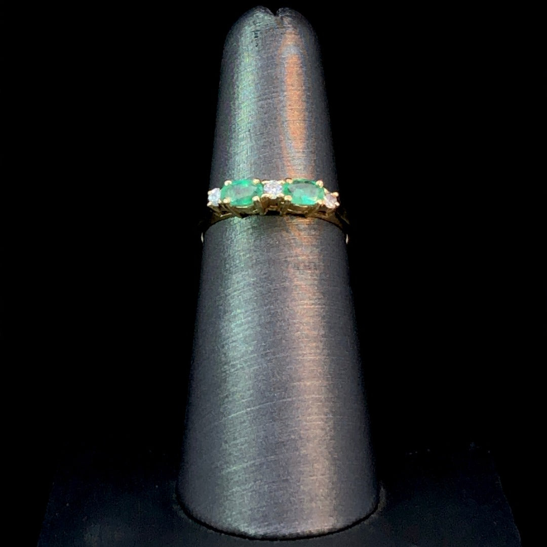 109093 - .10 ctw diamond and emerald ring