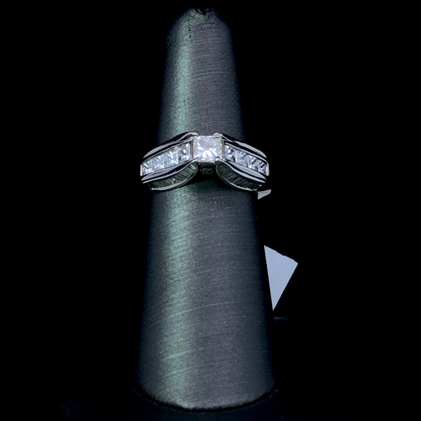 115827 - 1.93 ctw princess cut diamond ring