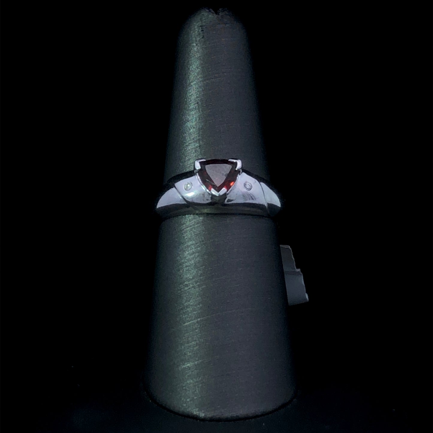 141377 - Garnet and diamond ring