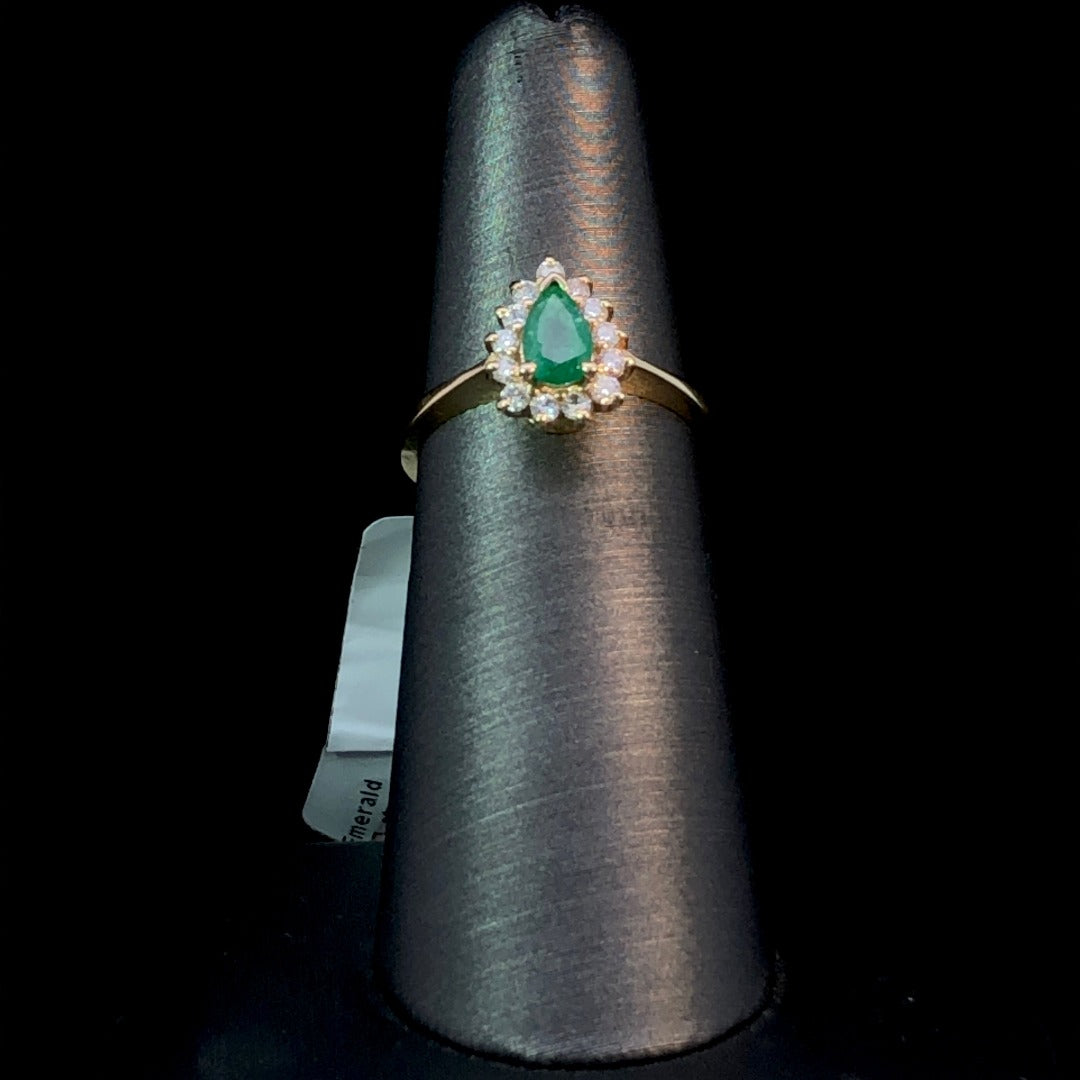 140409 - .27 ctw diamond and emerald ring