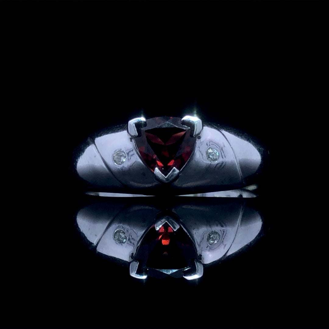 141377 - Garnet and diamond ring