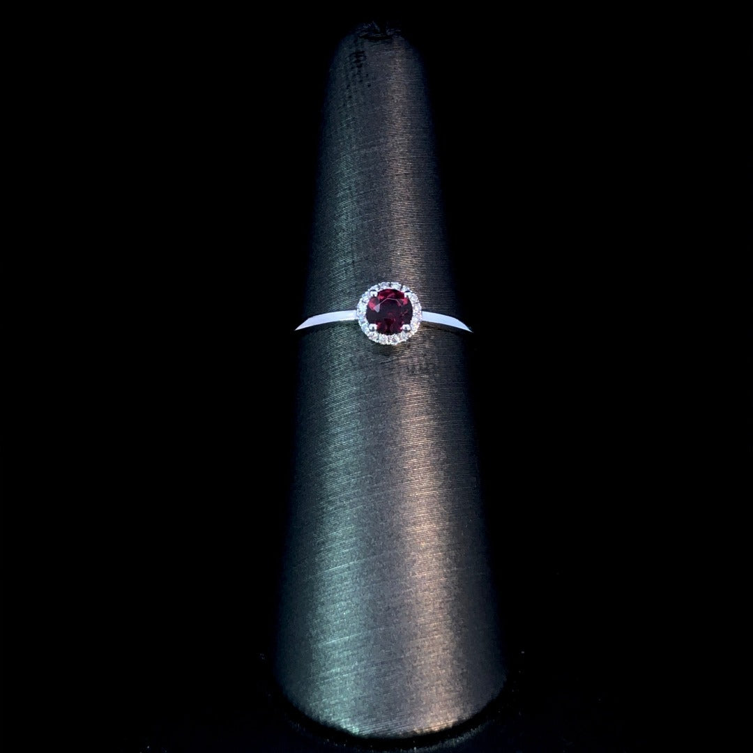 160095 - Garnet and diamond ring