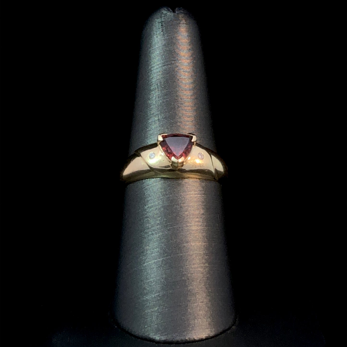 141971 - Garnet and diamond ring