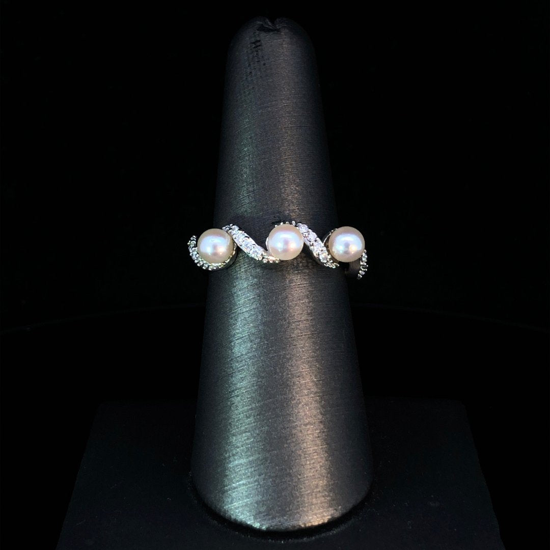 163644 - .10 ctw diamond and pearl ring