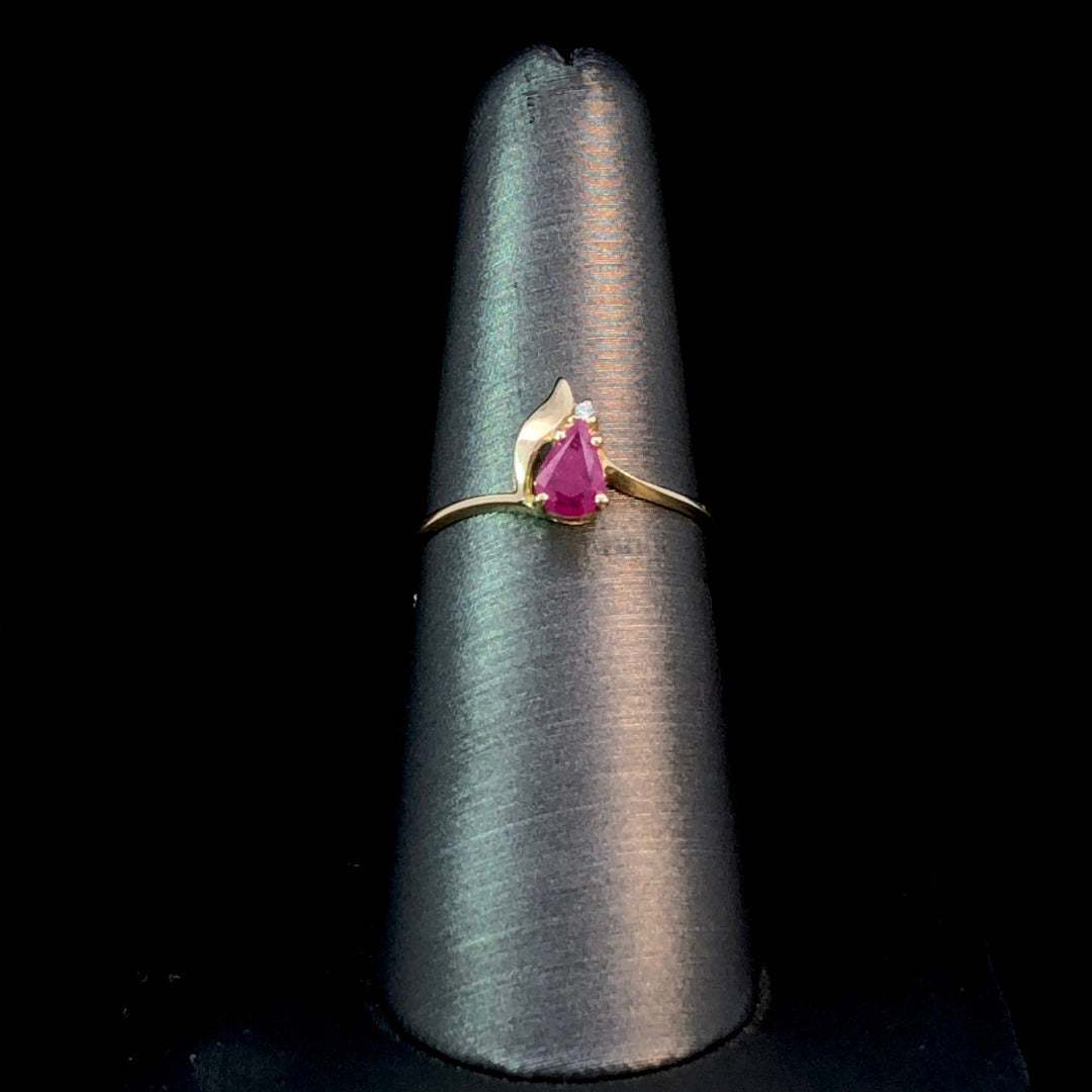 141988 - Ruby and diamond ring