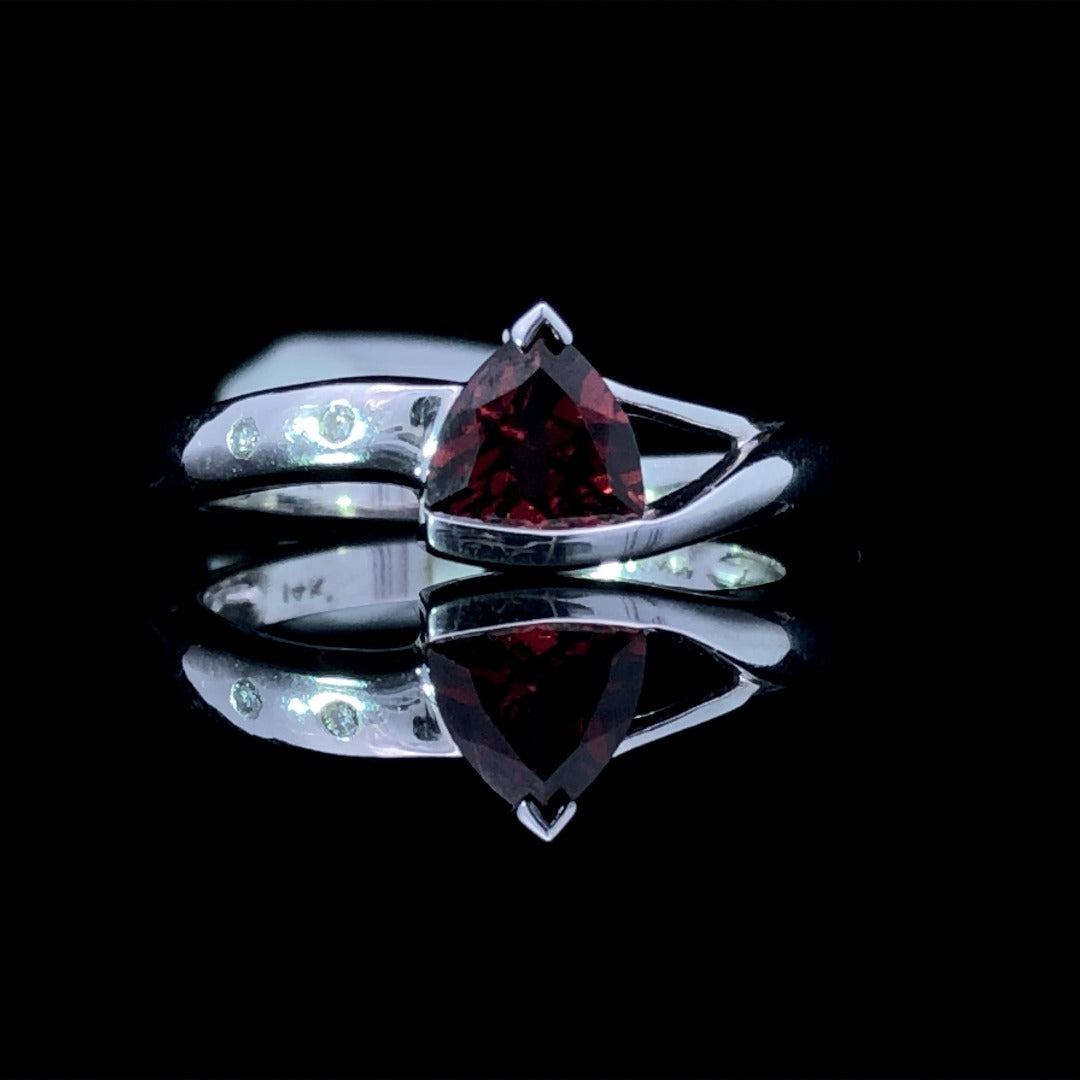 141356 - Garnet and diamond ring