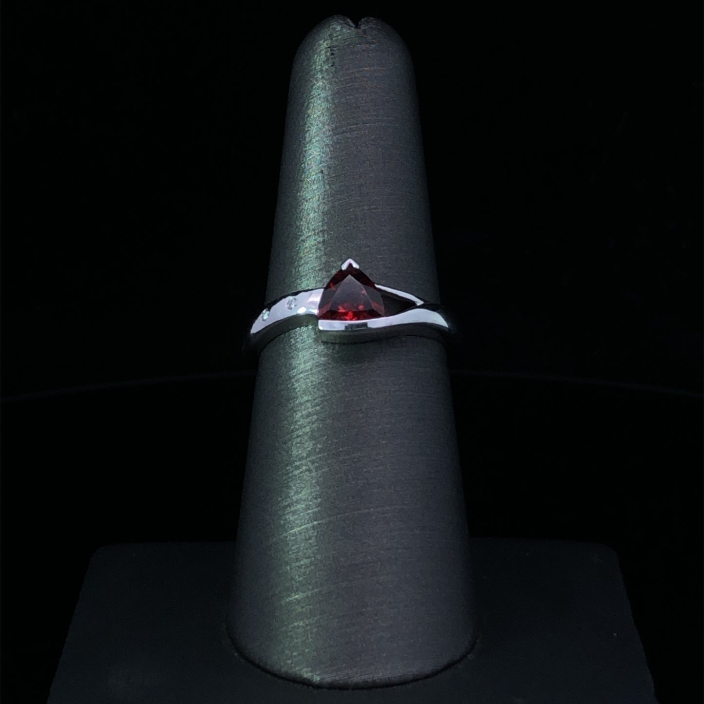 141356 - Garnet and diamond ring