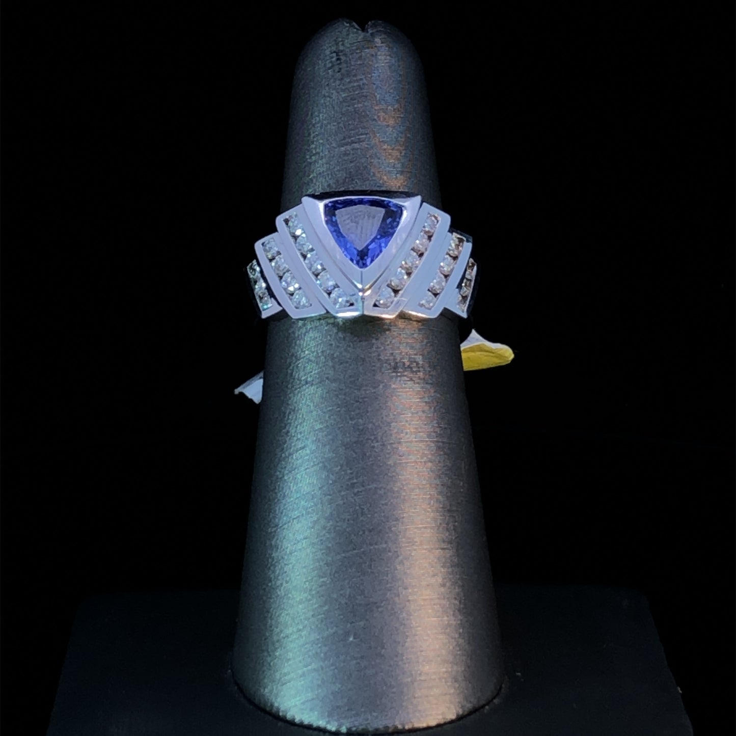 140406 - 1.90 ctw Tanzanite and diamond ring