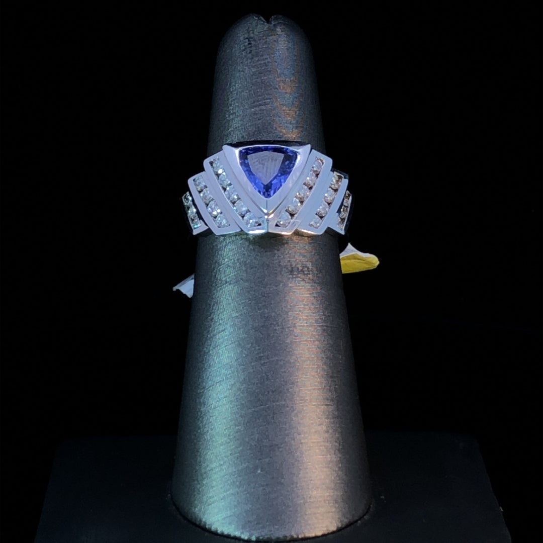 140406 - 1.90 ctw Tanzanite and diamond ring