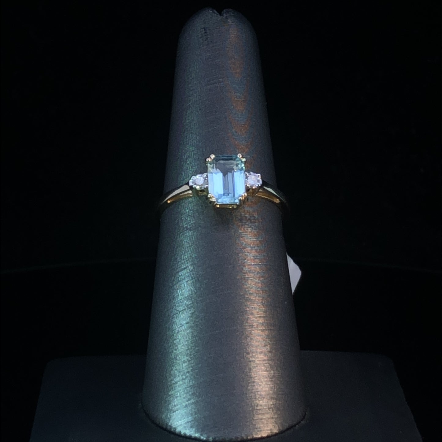 159947 - .90 ctw aquamarine and diamond ring