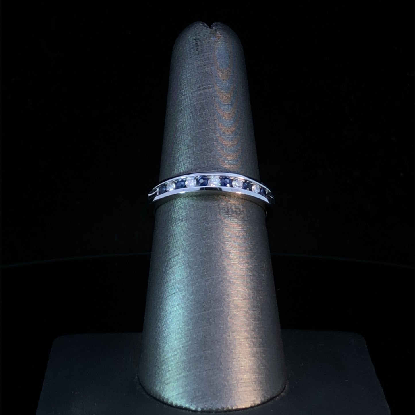 157357 - .20 ctw diamond and sapphire band