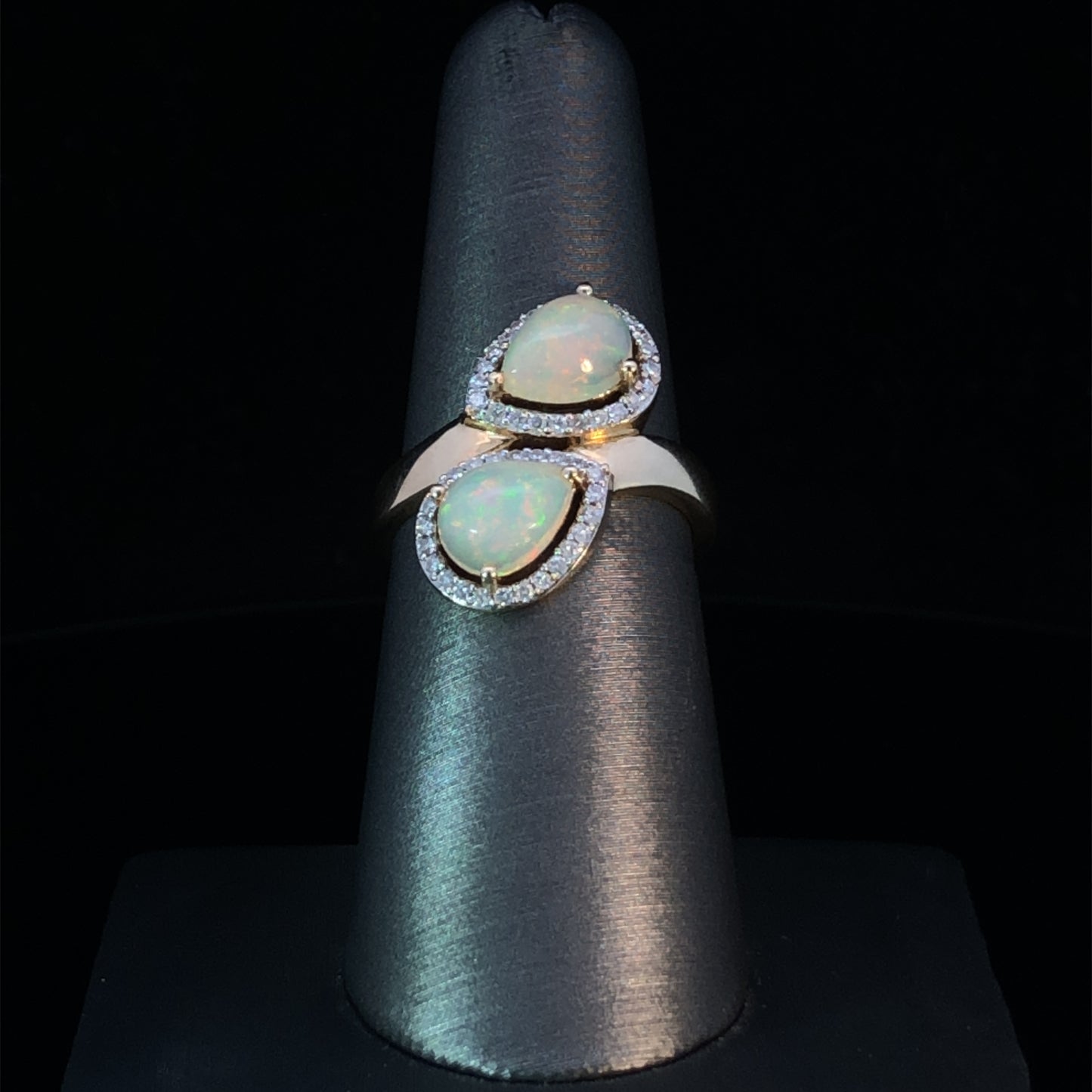 155520 - Opal and diamond ring