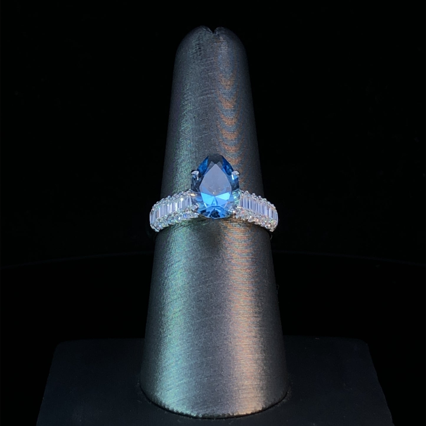159733 - 2.64 ctw aquamarine and diamond ring