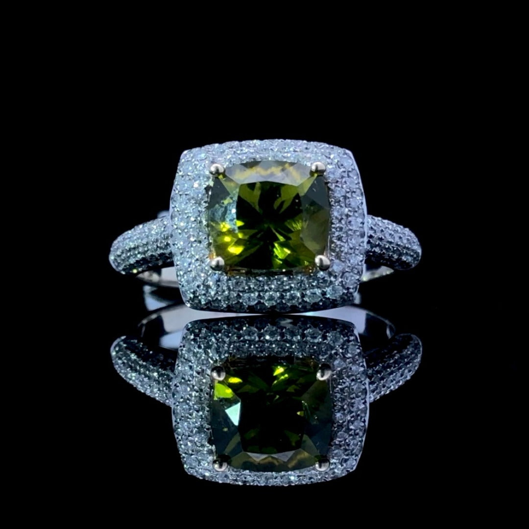148119 - 2.50 ctw peridot and diamond ring