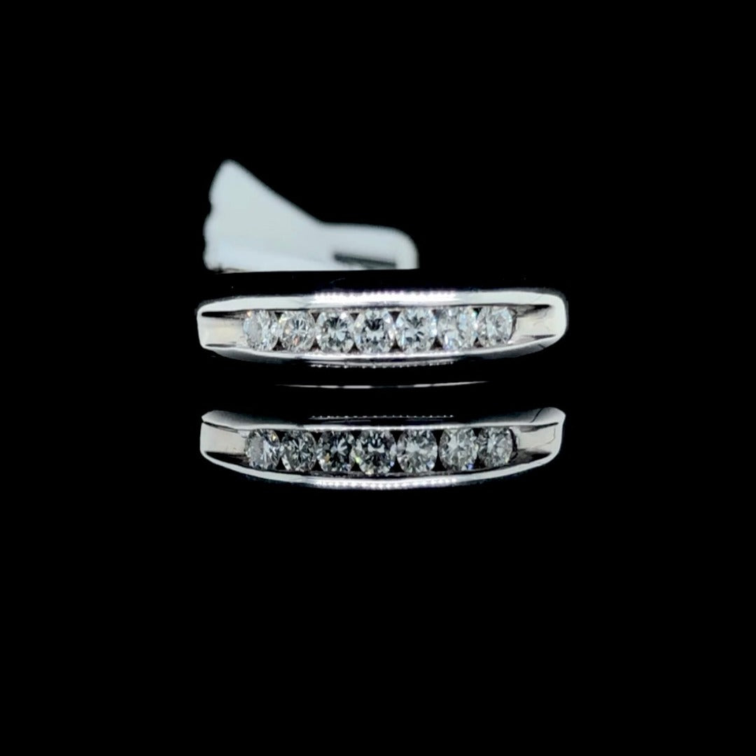 136701 - .28 ctw diamond band