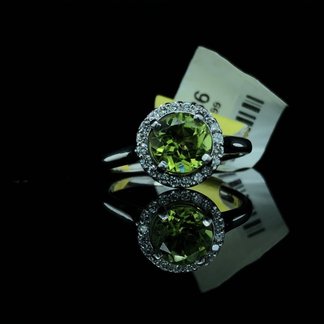 159586 - 1.54 ctw peridot and diamond ring