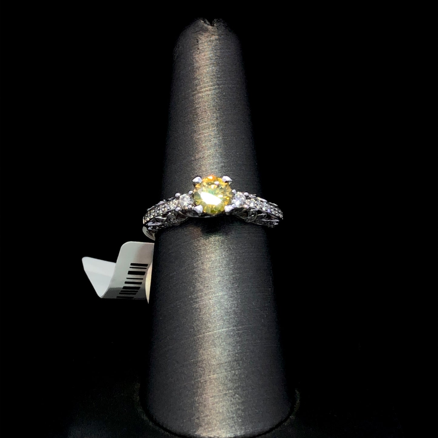 143165 - 1.08 ctw yellow and white diamond ring