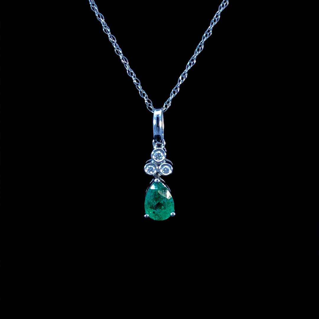 .46 ctw diamond and emerald pendant