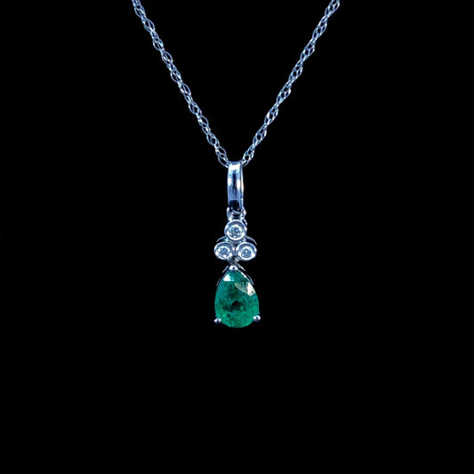 .46 ctw diamond and emerald pendant