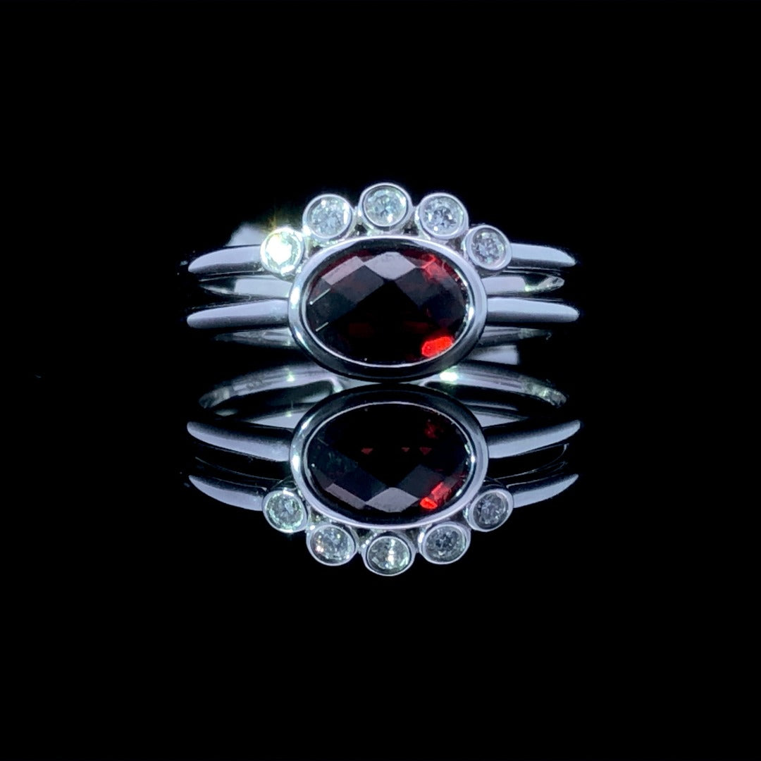 160097 - 1.02 ctw diamond and garnet ring