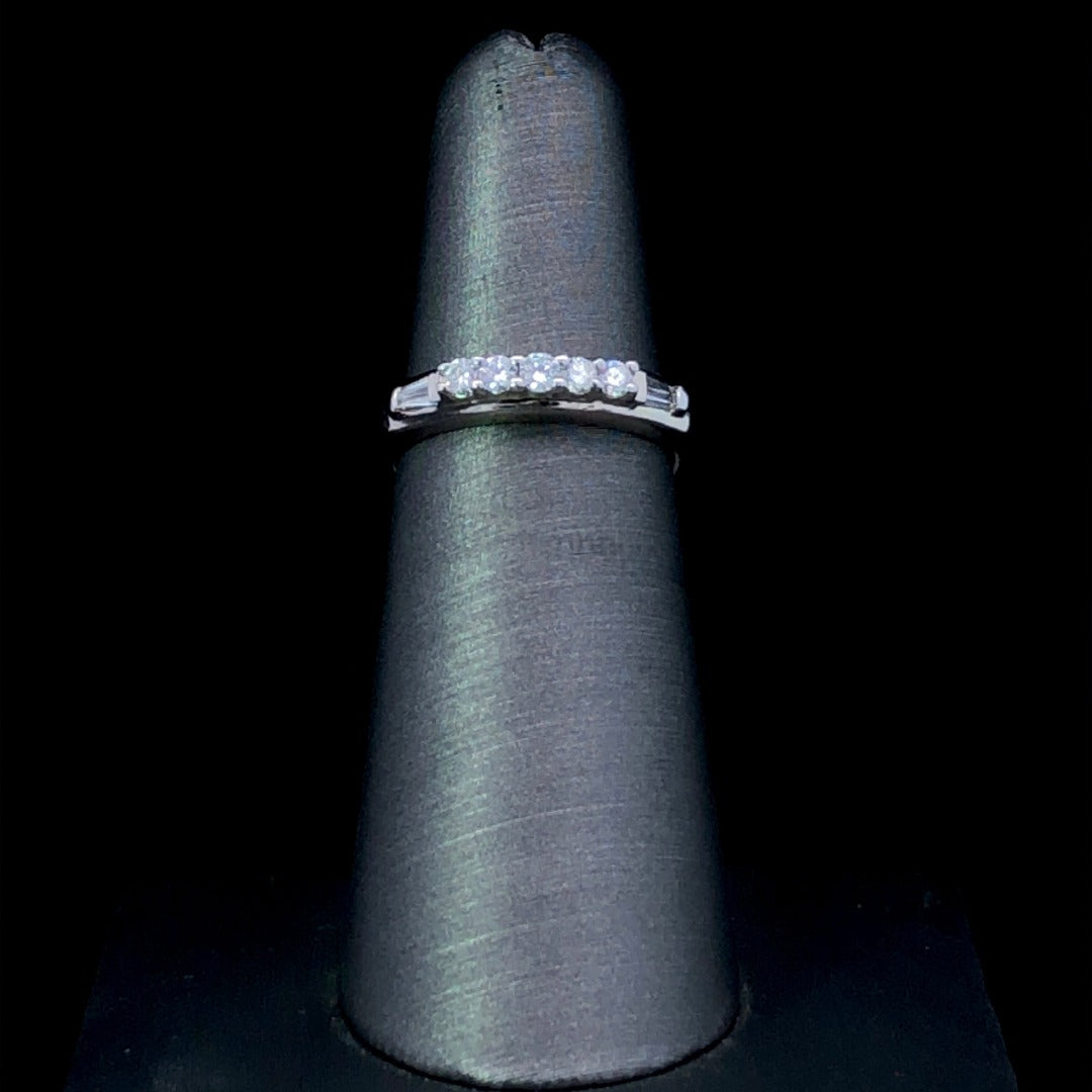 117873 - .28 ctw diamond band